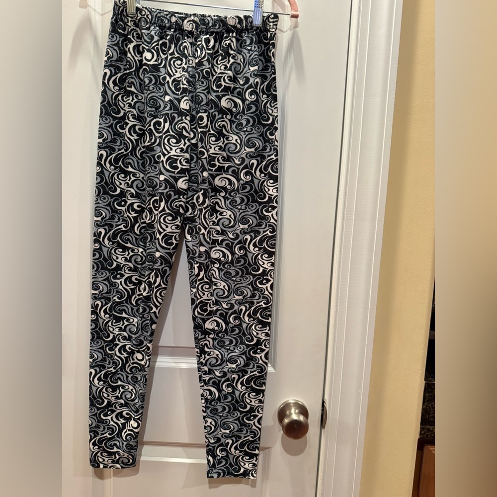 Agnes & Dora Black and White Patterned Leggings